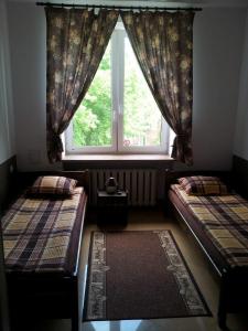 华沙马克西姆旅舍的客房设有两张床和窗户。
