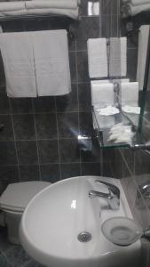 Yamna完美酒店的浴室配有盥洗盆、卫生间和毛巾。