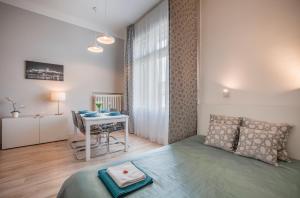 布达佩斯犹太教堂多哈尼公寓的一间卧室配有一张床、一张桌子和一张书桌