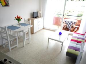 阿尔赫西拉斯Apartamento a la Playa的一个带桌子和沙发的小客厅
