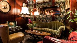 敦刻尔克Hôtel Jolly Roger的客厅配有沙发和桌子