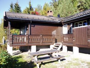 TuddalHogstul Hytter - Knatten - 3 Bedroom Cottage的小木屋前方设有野餐桌