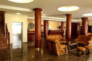 奈维斯米拉梅尔酒店的大堂设有椅子、桌子和柱子