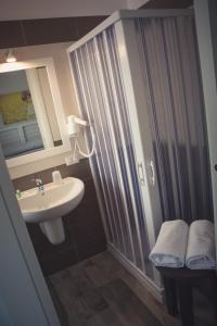 格拉维纳普利亚Miramurgia B&B的浴室配有淋浴帘和盥洗盆。
