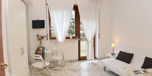 马奥莱科索里贾纳蹄子公寓的带沙发、桌子和窗户的客厅