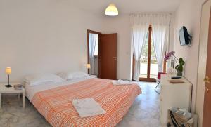 马奥莱科索里贾纳蹄子公寓的酒店客房设有床和窗户。