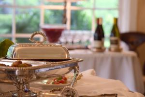 圣巴巴拉辛普森之家酒店的银盘,桌上放着一盘食物