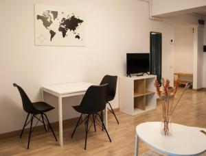 布加勒斯特Urban Nest Banu Manta的一间设有白色桌椅和电视的客房