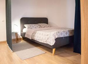布加勒斯特Urban Nest Banu Manta的一间卧室配有一张带黑色床头板的床