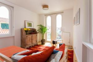 帕苏迪阿尔库什Lisbon Sea Side Chalet的带沙发和2扇窗户的客厅