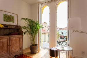 帕苏迪阿尔库什Lisbon Sea Side Chalet的一间带桌子和植物的客厅