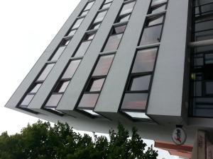 派尔努卡罗来纳酒店的一面有窗户的高楼