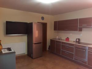 摩拉瓦新村Ubytovani Salajkovi的厨房配有棕色橱柜和不锈钢冰箱