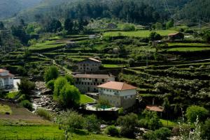Alvoco da Serra蓬特旅馆的山间村庄的空中景观