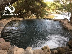 CoaxitlanBalneario Natural Los Manantiales的河里一片水,河里满是岩石