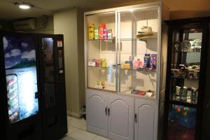 巴拿马城卡里贝巴拿马酒店的厨房配有冰箱旁的冰箱