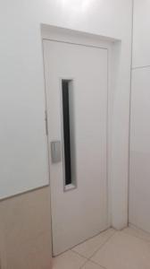 巴塞罗那英国酒店的一间房间里一扇带黑窗的白色门