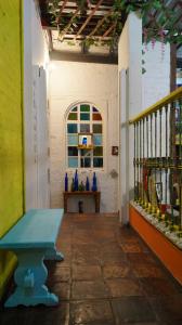 波哥大利马利蒙烛火旅馆的一间设有蓝色长椅和窗户的客房