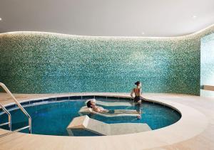 肖恩克角RACV海角善克度假酒店的两人在大楼的游泳池里