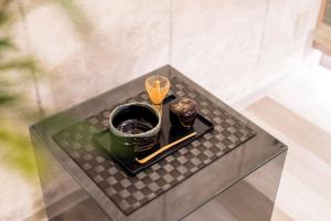 一宫市Hotel Zen Ichinomiya (Adult Only)的桌子上装有两把筷子的托盘
