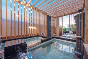 一宫市Hotel Zen Ichinomiya (Adult Only)的一座带木墙的房子中的游泳池