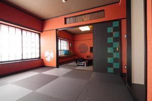 伊豆五叶馆的一间拥有橙色墙壁和开放式门的房间