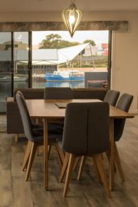 阿尔弗斯通Ulverstone Waterfront Apartments的享有船只景致的餐桌和椅子