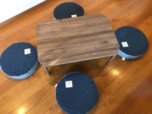 浦安尼斯市川东京湾酒店的木地板上配有一张带四把椅子的木桌