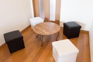浦安尼斯市川东京湾酒店的一间设有一张桌子和两张凳子的房间