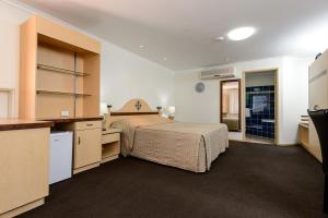 班达伯格米拉索尔别墅汽车旅馆的酒店客房带一张床和一个厨房