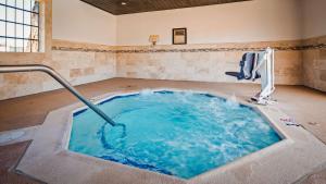 罗内特公园Best Western Sonoma Winegrower's Inn的蓝色的房间里设有一个按摩浴缸
