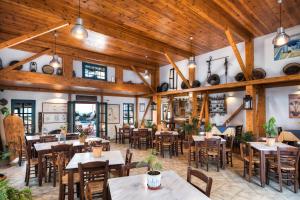 阿克罗蒂里卡里玛拉酒店的餐厅设有木制天花板和桌椅