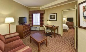 苏圣玛丽水塔酒店 - BW精选酒店的酒店客房设有沙发、书桌和床。