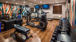 夏洛特派恩维尔-夏洛特南贝斯特韦斯特PLUS酒店的健身房设有有氧器材和跑步机