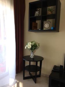 卡吉柯克Anastasia Apartments的一张桌子上放着花瓶