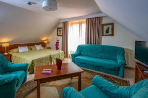 维斯普雷姆贝特基茨疗养酒店的酒店客房配有床、沙发和桌子。