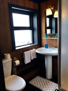 巴利瓦根沃特乡村别墅民宿的一间带水槽和卫生间的浴室以及窗户。