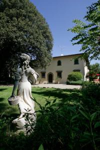 蒙泰斯佩尔托利Fattoria La Gigliola的把篮子放在院子中的女人的雕像