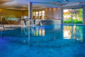 维斯普雷姆贝特基茨疗养酒店的蓝色海水游泳池,位于酒店客房内