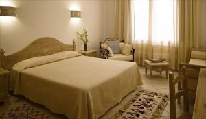 托雷斯港利比索尼诗酒店的一间带大床的卧室和一间客厅