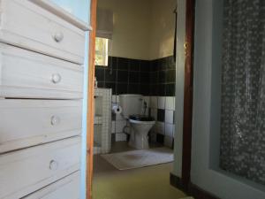 塔巴津比马鲁拉小屋宾客旅舍的一间带卫生间和水槽的浴室