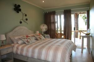 塔巴津比马鲁拉小屋宾客旅舍的卧室配有带白色棉被的床