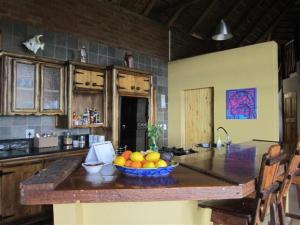 塔巴津比马鲁拉小屋宾客旅舍的厨房在柜台上放一碗水果