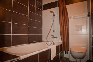 巴黎皇家韦格勒姆酒店的带浴缸和卫生间的浴室。