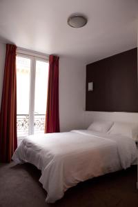 巴黎皇家韦格勒姆酒店的卧室设有一张白色大床和一扇窗户。