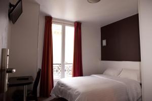 巴黎皇家韦格勒姆酒店的一间卧室配有床和红色窗帘的窗户