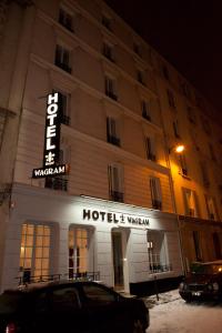 巴黎皇家韦格勒姆酒店的前面有停车场的酒店