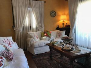 切尔沃港Cala del Faro - Casa di Mare的客厅配有2张白色沙发和1张桌子