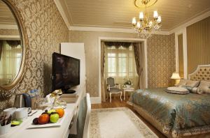 Gokcedere利玛克温泉精品酒店的一间卧室配有一张床和一张带水果的桌子