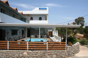 阿基欧斯尼古拉斯Naiades Almiros Hotel的一座带游泳池和房子的别墅